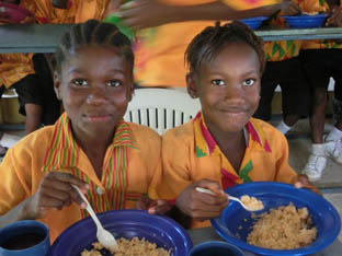 Dos niñas, en el comedor de la Universitat de València en Sierra Leona antes del cierre.